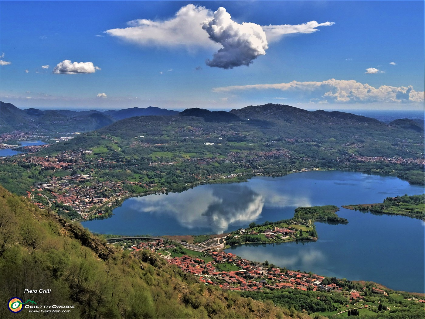 70 Belle nuvole si specchiano nel lago.JPG